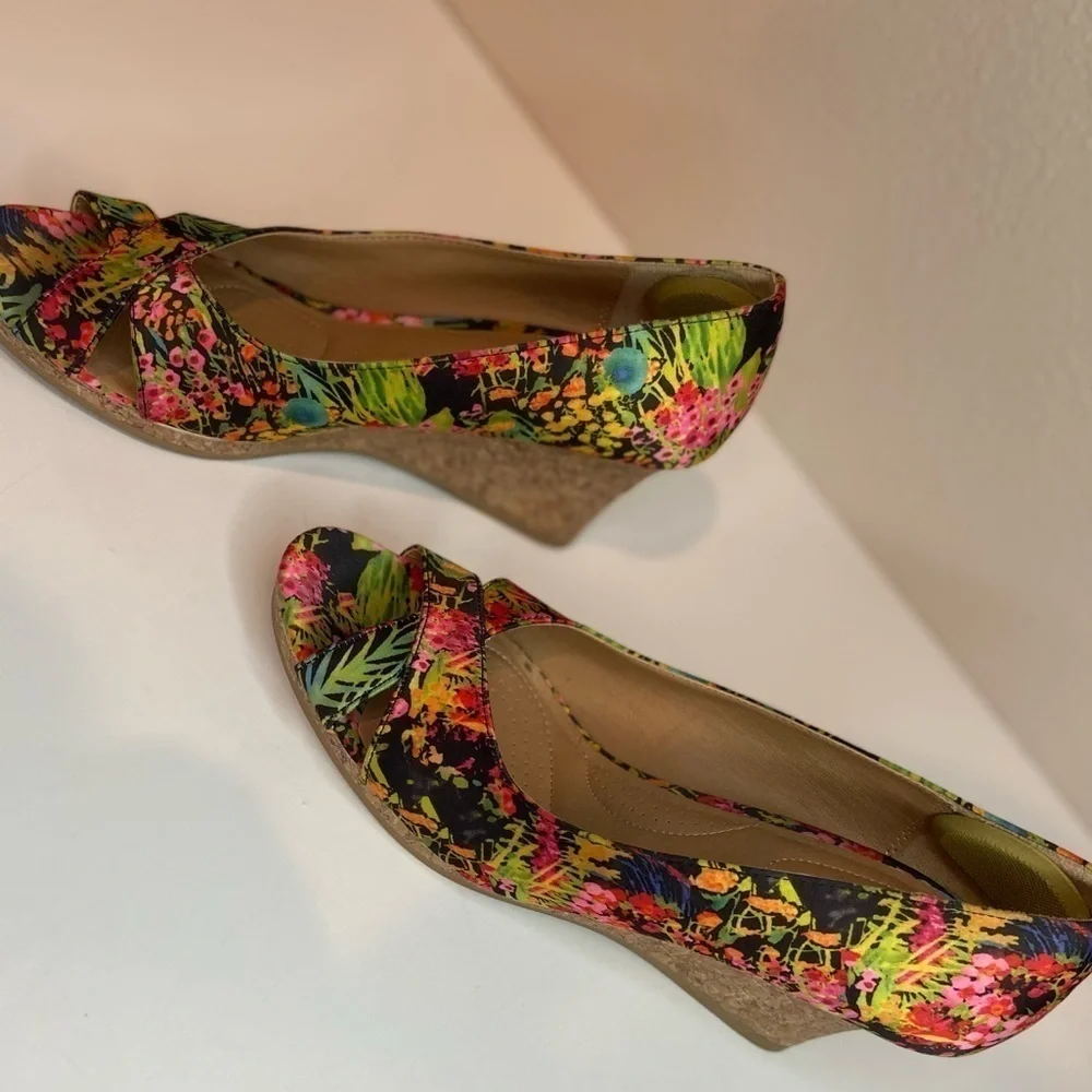DexFlex Comfort~Vibrant Floral Criss Cross Open Toe Cork Wedge Shoes~Size 8.5